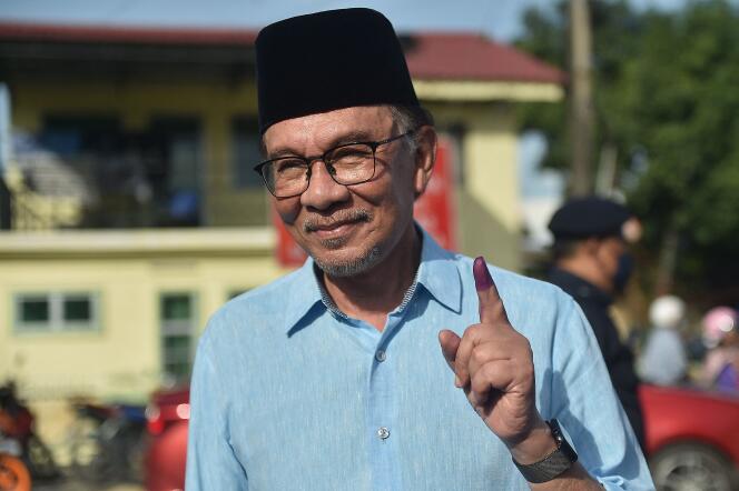 Anwar Ibrahim gibt seine Stimme ab und verlässt am 19. November 2022 ein Wahllokal in Permatang Pau, Penang. 