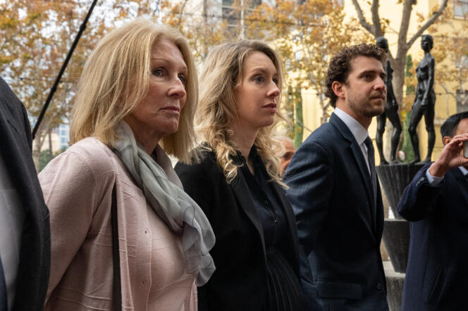 Elizabeth Holmes (au centre) arrive au  tribunal de San José, avec sa mère et son compagnon, en Californie, le 18 novembre 2022.

