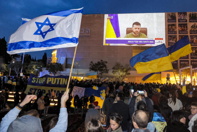 Rassemblement sur la place Habima, à Tel-Aviv, le 20 mars 2022, lors de la restransmission d’un discours du président ukrainien, Volodymyr Zelensky, à la Knesset israélienne.