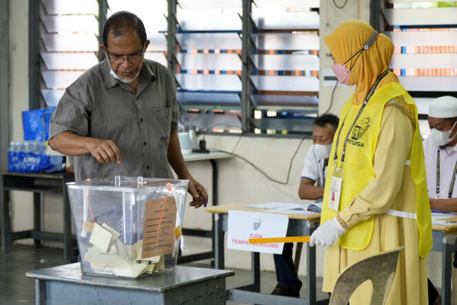Un hombre vota durante las elecciones parlamentarias de Malasia, en Seberang Perai, estado de Penang, el 19 de noviembre de 2022.