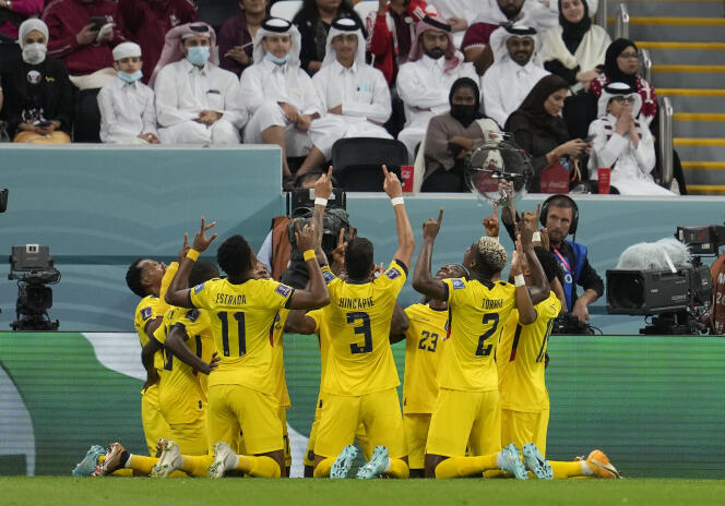 Ecuadors Spieler feiern am Sonntag (20. November) ihr erstes Tor gegen Katar im Eröffnungsspiel der WM 2022 im Al-Bayt-Stadion in Al-Ghor. 