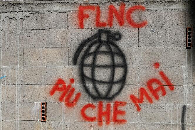 A Sarrola-Carcopino, en Corse, un graffiti affiche une grenade, le sigle du Front de libération nationale corse et « Piu che mai » (plus que jamais).