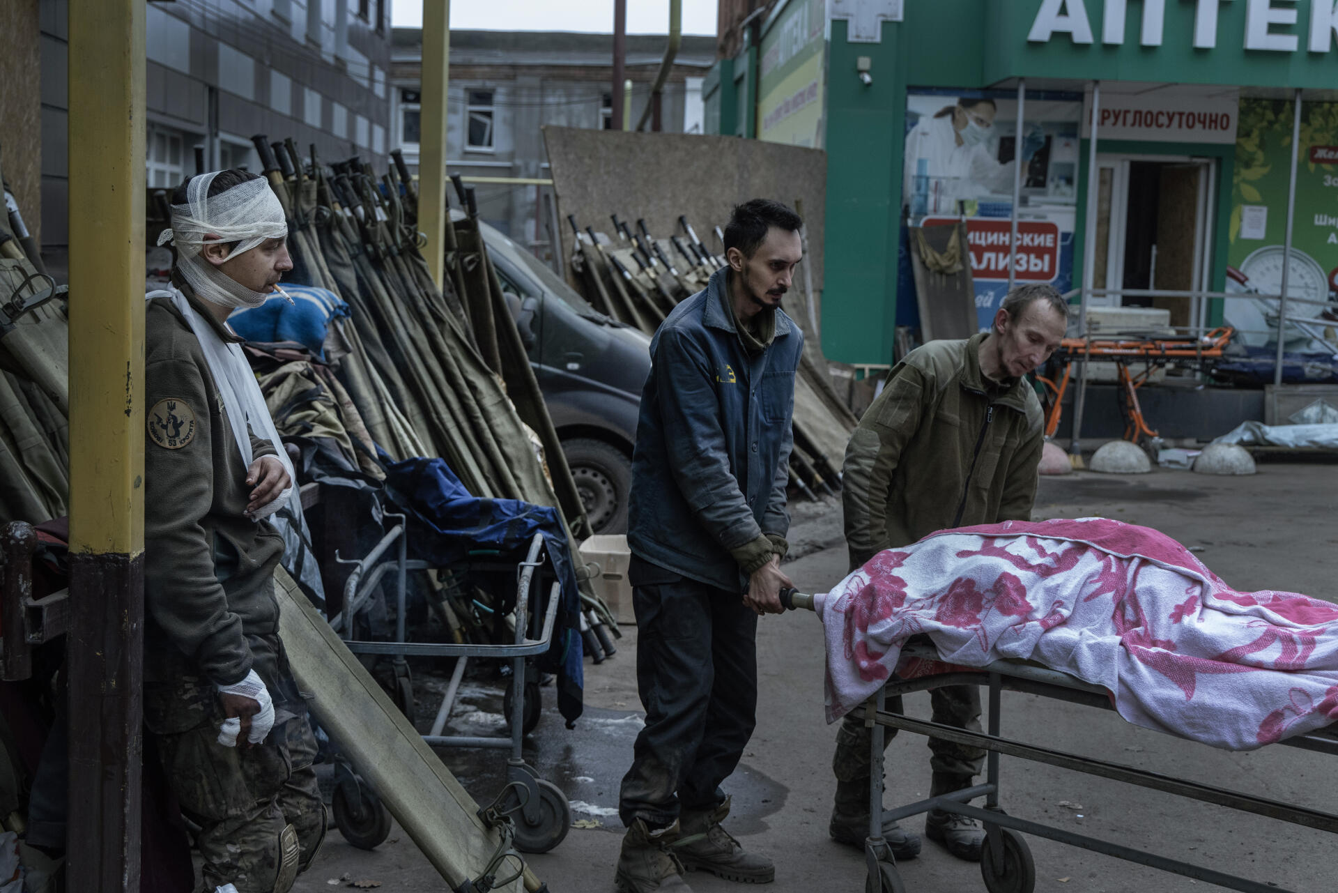 Des soldats morts ou blessés lors de la bataille de Bakhmout arrivent au poste avancé de soins, à Bakhmout, en Ukraine, le 11 novembre 2022.


