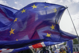 Un drapeau du Royaume-Uni flotte derrière un drapeau de l’Union européenne, devant les Chambres du Parlement, à Londres, le 19 octobre 2022. 