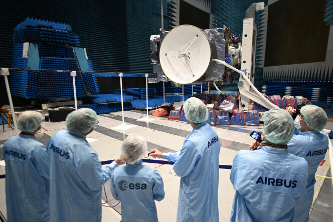 The European spacecraft JUICE (Jupiter ICy moons Explorer) in a pressurized room at the center of the ESA (European Space Agency), in Toulouse, on April 5, 2022. 