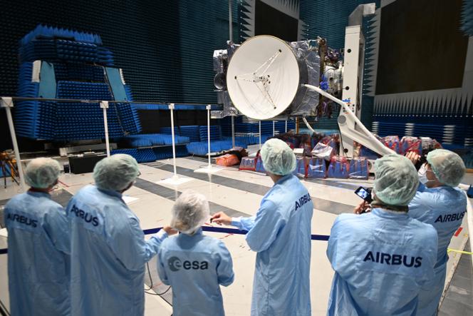 Le vaisseau spatial européen JUICE (JUpiter ICy moons Explorer) dans une salle pressurisée du centre de l’ESA (Agence spatiale européenne), à Toulouse, le 5 avril 2022. 