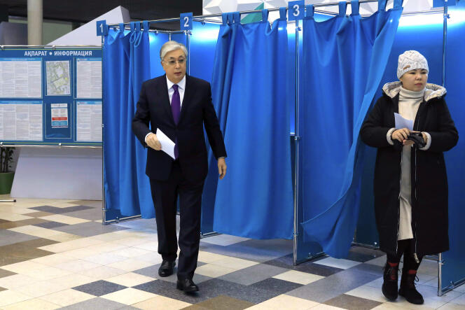 Le président kazakh Kassym-Jomart Tokaïev vote à Astana, le 20 novembre 2022.
