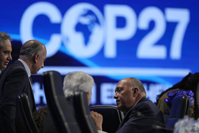 El presidente de la cumbre COP27, Sameh Shoukry (derecha), habla con los delegados durante la sesión de clausura de la cumbre climática de las Naciones Unidas en Sharm El-Sheikh, Egipto, el 20 de noviembre de 2022.