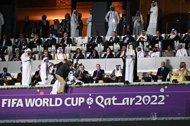 L’émir du Qatar, Tamim Al Thani, fait un discours depuis la tribune d’honneur du match d’ouverture de la Coupe du monde football, à Doha, le 20 novembre 2022. 