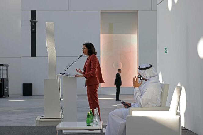La ministre française de la Culture, Rima Abdul-Malak, s’exprime lors d’un événement au Musée du Louvre à Abu Dhabi, dans l’émirat du Golfe, le 14 octobre 2022.
