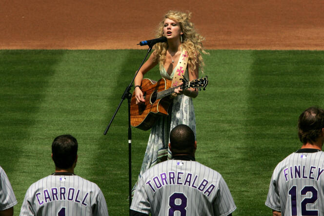 Taylor Swift gieda JAV himną prieš beisbolo rungtynes ​​tarp Los Andželo Dodgers ir Colorado Rockies 2007 m. balandžio 9 d. Los Andžele.