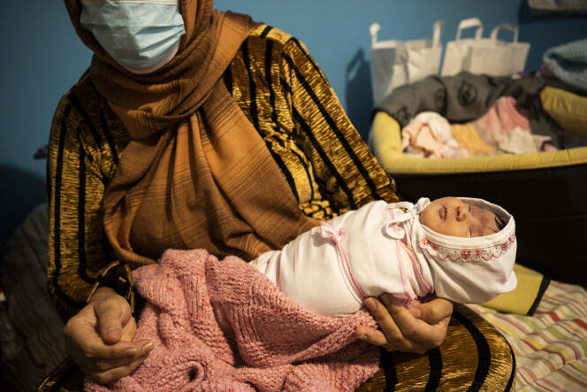 Kaban (39), a Kurd from Iraq, gave birth to a baby girl, Shazi, on November 15, just after being rescued at sea during an attempt to cross to England.  Here at Maison Sésame, in Herzeele (North), on November 19, 2022. 

