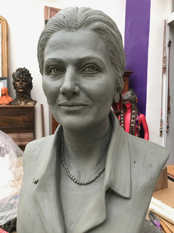 Un buste de Simone Veil en cours de conception dans l’atelier de la sculptrice, Sissy Piana, à Marseille.