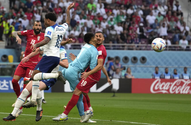 El choque entre la portera Alireza Beiranvand y el defensor Majid Hosseini, durante el partido del Grupo B entre Inglaterra e Irán en el Estadio Internacional Khalifa en Doha el 21 de noviembre.