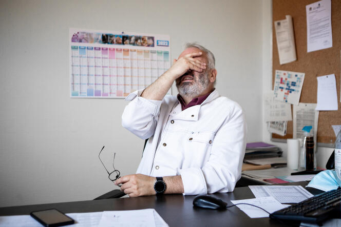 Didier Thévenet, director of the municipal restaurant, in his office, in Lons-le-Saunier, November 15, 2022.