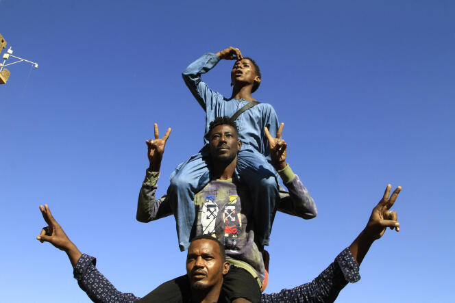 Le 17 novembre 2022 , dans les rues de Khartoum, de jeunes Soudanais exigent justice pour les citoyens morts depuis le coup d’Etat militaire d’octobre 2021.
