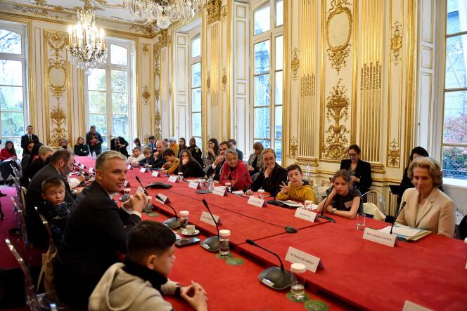 La première ministre, Elisabeth Borne, préside un conseil des ministres spécial, où étaient conviés des enfants et des membres du gouvernement, à Matignon, à Paris, le 21 novembre 2022. 