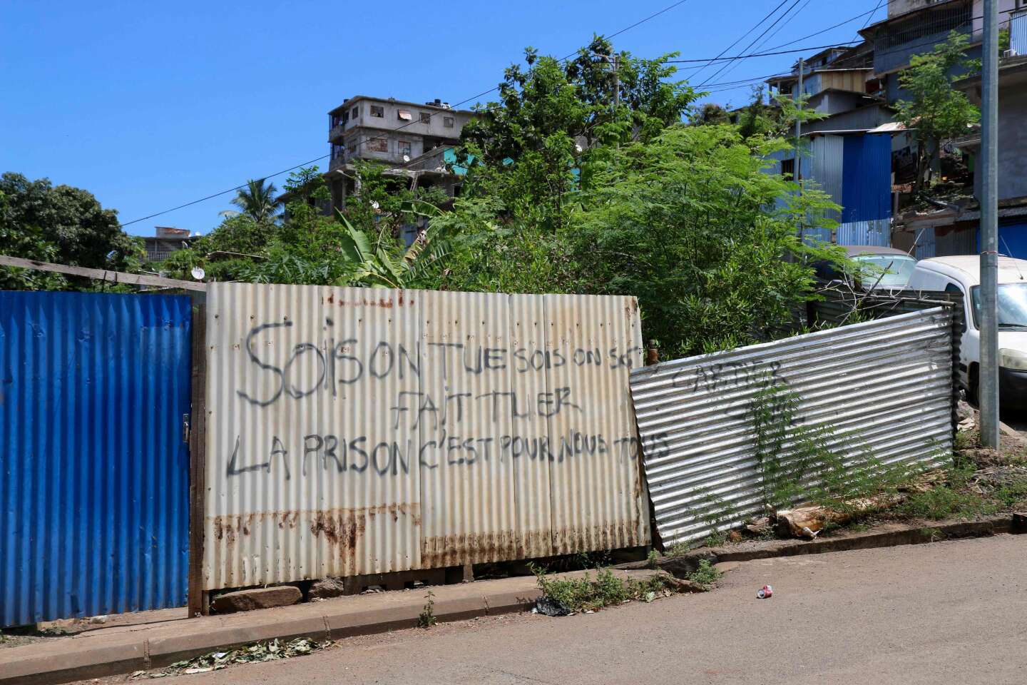 A Mayotte, la population se barricade et l'Etat promet de nouvelles mesures