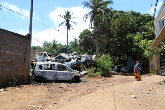 Des voitures brûlent à M'Tsapere (Mayotte) après une nouvelle vague de violences entre gangs rivaux le 21 novembre 2022.