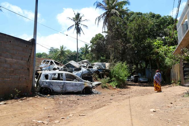 Des voitures brûlées à M’Tsapere (Mayotte), après de nouvelles violences entre bandes rivales, le 21 novembre 2022.