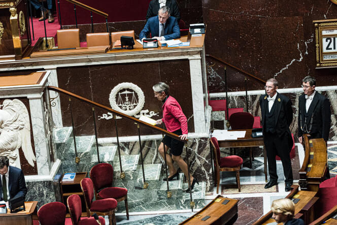 La Première ministre Elisabeth Borne quitte le banc des ministres pour monter à la tribune de l’Assemblée nationale et annoncer  avoir recours au 49.3 pour faire voter la partie recettes du projet de loi de finances de la Sécurité sociale 2023, à Paris, le 21 novembre 2022.
