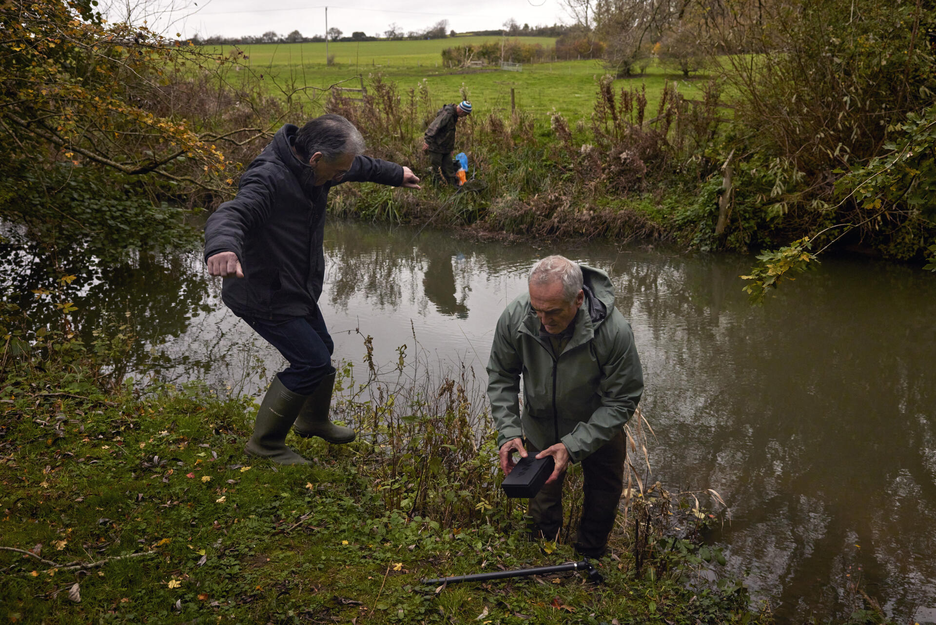 Peter Hammond (à gauche) et Ashley Smith (à droite) surveillent la qualité de l’eau de la rivière Windrush à Widford, Oxfordshire, le 10 novembre 2022.