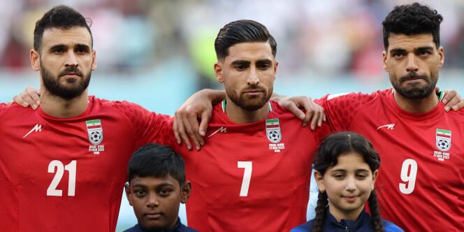 Les joueurs titulaires de la sélection iranienne ont choisi de rester silencieux pendant la diffusion de l’hymne de la République islamique d’Iran, lundi 21 novembre, avant le match contre l’Angleterre. 