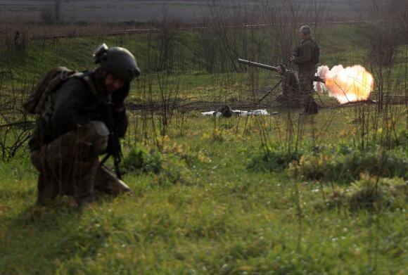 Des soldats ukrainiens font feu en direction des positions russes dans la région du Donetsk, le 21 novembre 2022.