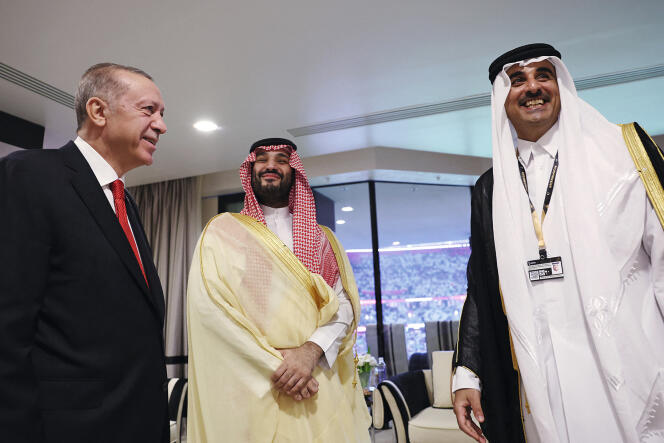 L’émir du Qatar Tamim Ben Hamad Al Thani (à droite) reçoit le président turc Recep Tayyip Erdogan (à gauche) et le prince héritier saoudien Mohammed Ben Salman (au centre) pour la cérémonie d'ouverture du Mondial, le 20 novembre à Doha, au Qatar.