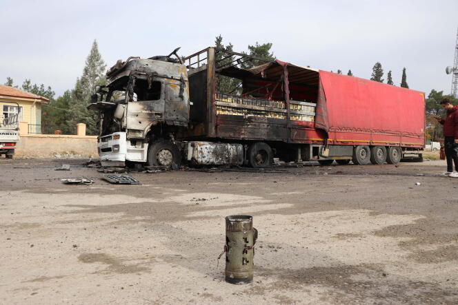 L’épave d’un camion brûlé après avoir été touché par l’une des roquettes tirées depuis le nord de la Syrie dans le district de Karkamis, dans la province de Gaziantep, le 21 novembre 2022.
