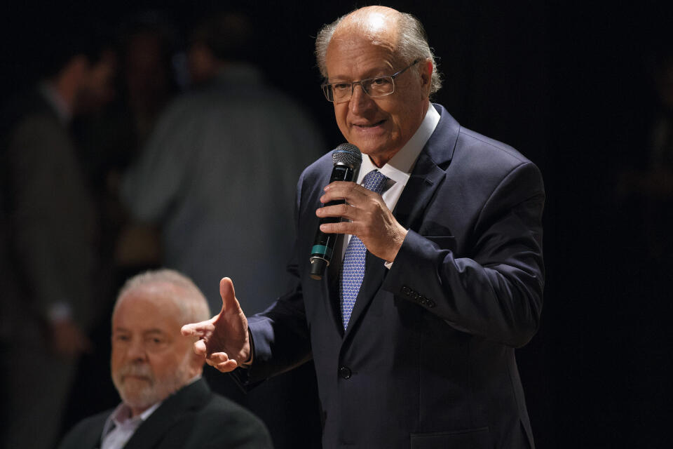 epa10298582 The elected vice president, Geraldo Alckmin, participates during a speech by the elected president, Luiz Inacio Lula da Silva, at the Banco do Brasil Cultural Center (CCBB) in Brasilia, Brazil, 10 November 2022. Lula da Silva was moved when he affirmed that he 'never' thought that hunger would return to the country and affirmed that his 'mission will be accomplished' if 'every citizen returns to breakfast, lunch and dinner' every day. 'Excuse me', he said, interrupting his speech at a meeting with parliamentarians with his eyes full of tears, and remembering that he made that promise that all Brazilians can eat every day two decades ago, on 01 January 2003, when he first assumed power. EPA-EFE/Joedson Alves
