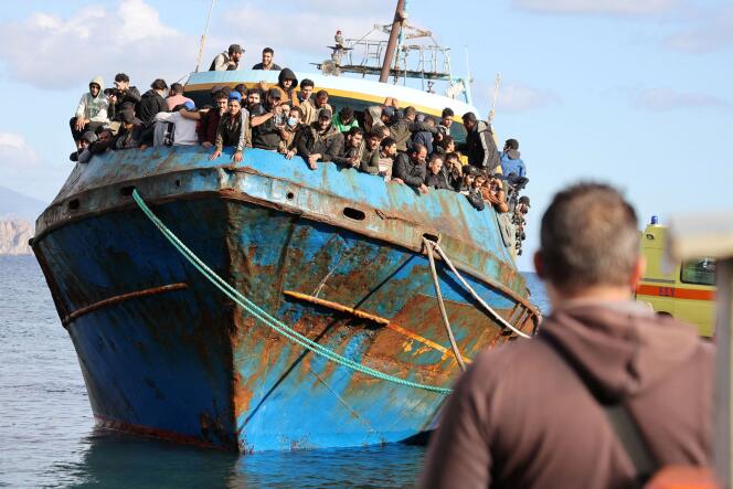 Más de cuatrocientos migrantes fueron rescatados y remolcados al puerto de Paleochora, Grecia, el 22 de noviembre de 2022.