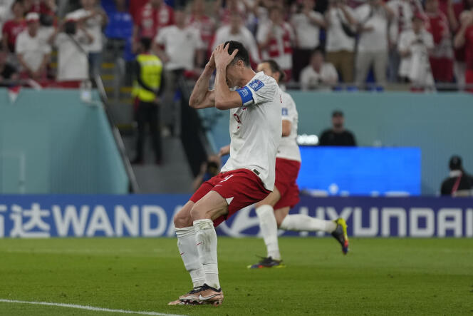 Le Polonais Robert Lewandowski réagit après avoir vu son penalty arrêté par le Mexicain Guillermo Ochoa, au stade 974 de Doha, au Qatar, le 22 novembre 2022.