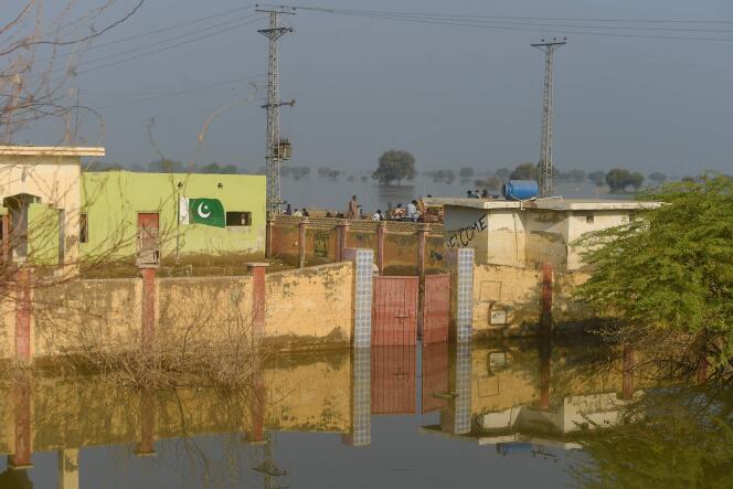 Une école inondée dans la zone de Chandan Mori, dans le district de Dadu de la province de Sind, au Pakistan, le 28 octobre 2022.