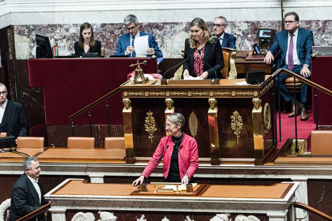 The Prime Minister, Elisabeth Borne, at the podium of the National Assembly, November 21, 2022. 