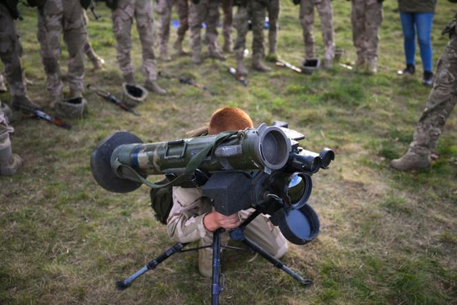 A Ukrainian recruit trains in the use of an anti-spear weapon during an exercise with the British Army near Durrington, southern England, on October 11, 2022. 