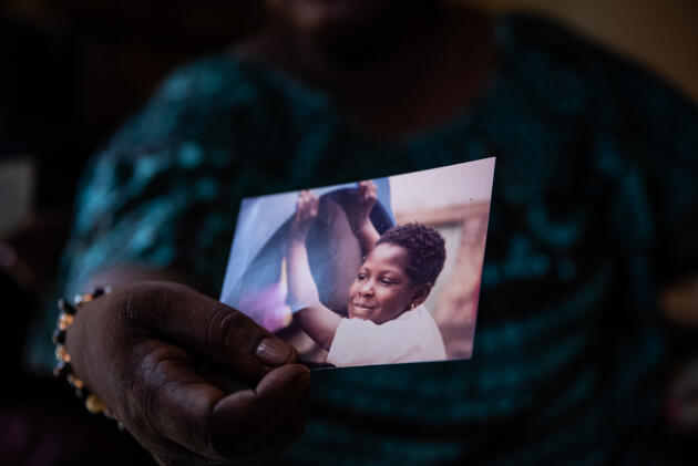 Fatoumata Cissé montre à Marie (Kadiatou Cissé ) des photos prises entre 1992 et 1993. 

