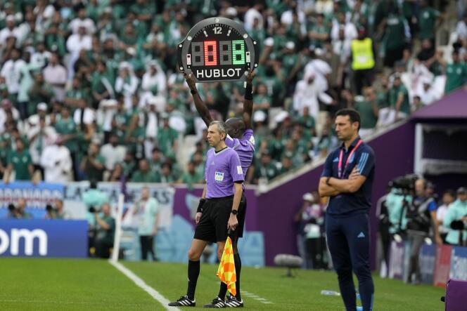 El árbitro asistente muestra 8 minutos de tiempo añadido, en el partido del Grupo C entre Argentina y Arabia Saudita en el Lusail Stadium, Qatar el martes (22 de noviembre).