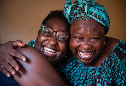 Marie Marre (Kadiatou Cissé de son nom malien) tombe dans les bras de Fatoumata « Ba » Cissé en sanglot sur le pas de la porte du petit appartement de deux pièces où vit aujourd’hui sa mère. Marie et Fatoumata échangent avec beaucoup d’émotion quelques regards, les rires et les pleurs s’entremêlent dans la joie des retrouvailles ce dimanche 26 septembre 2021 à Bamako. Alors âgée de 33 ans, adoptée à l’âge d’un an et demi environ, Marie Marre n’a plus revu sa mère depuis près de 31 ans. © Nicolas RÉMÉNÉ / Le Pictorium pour Le Monde