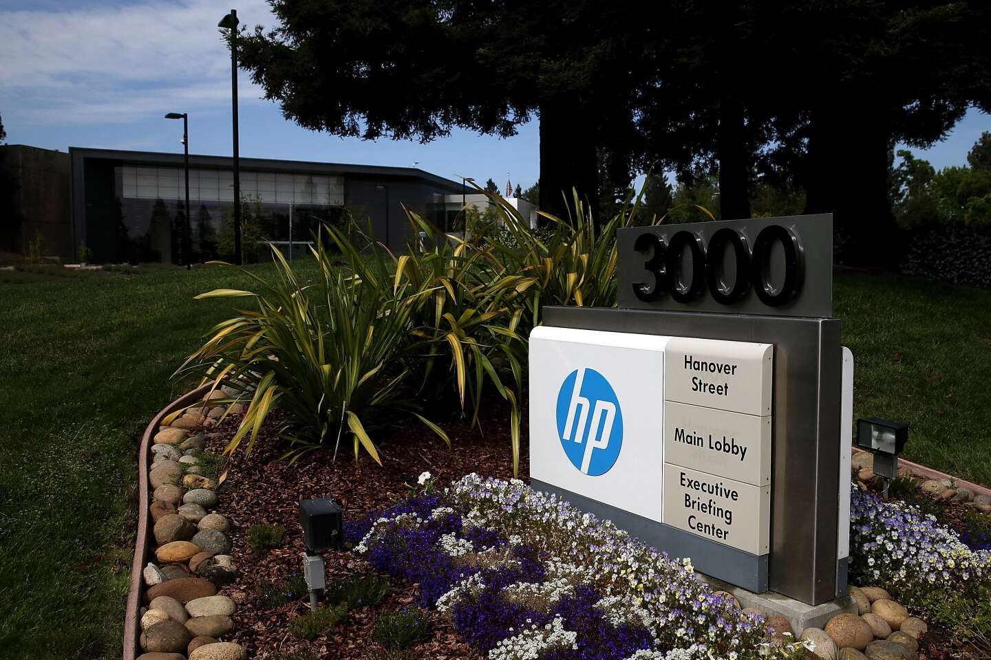 HP va supprimer 4 000 à 6 000 postes dans le monde d'ici fin 2025 - Le Monde