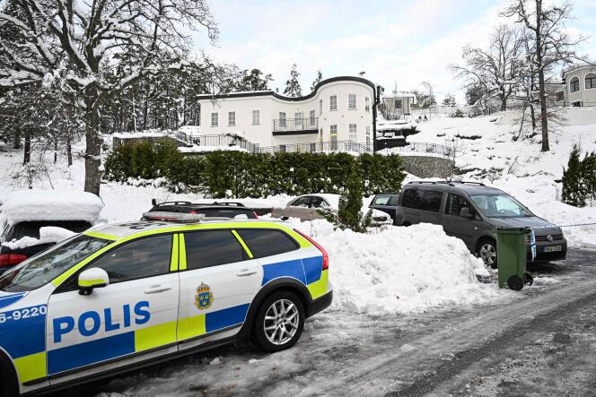 La maison où un service de sécurité a arrêté deux personnes soupçonnées d’espionnage, dans la région de Stockholm, le 22 novembre 2022. 