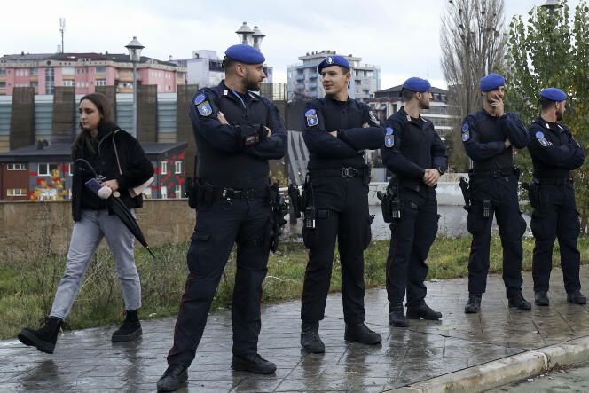 Des officiers de la police de l’UE surveillent une manifestation dans la partie nord de Mitrovica, au Kosovo, le mercredi 23 novembre 2022. 