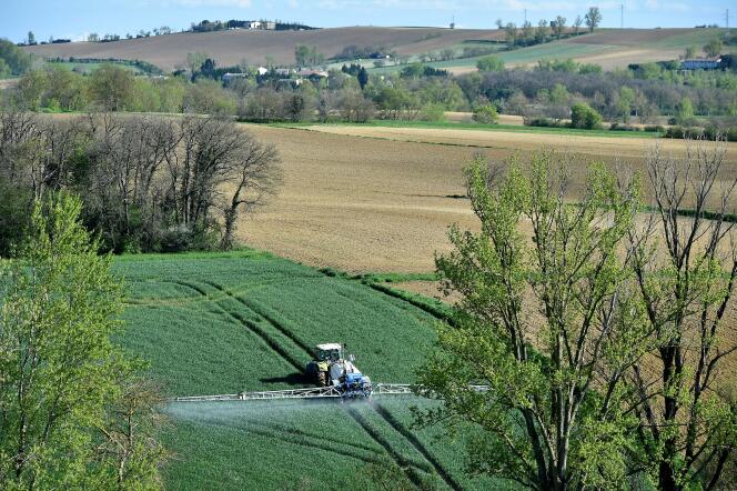 Un agriculteur pulvérise des produits chimiques pour traiter un champ de blé, en Haute-Garonne, en avril 2018.