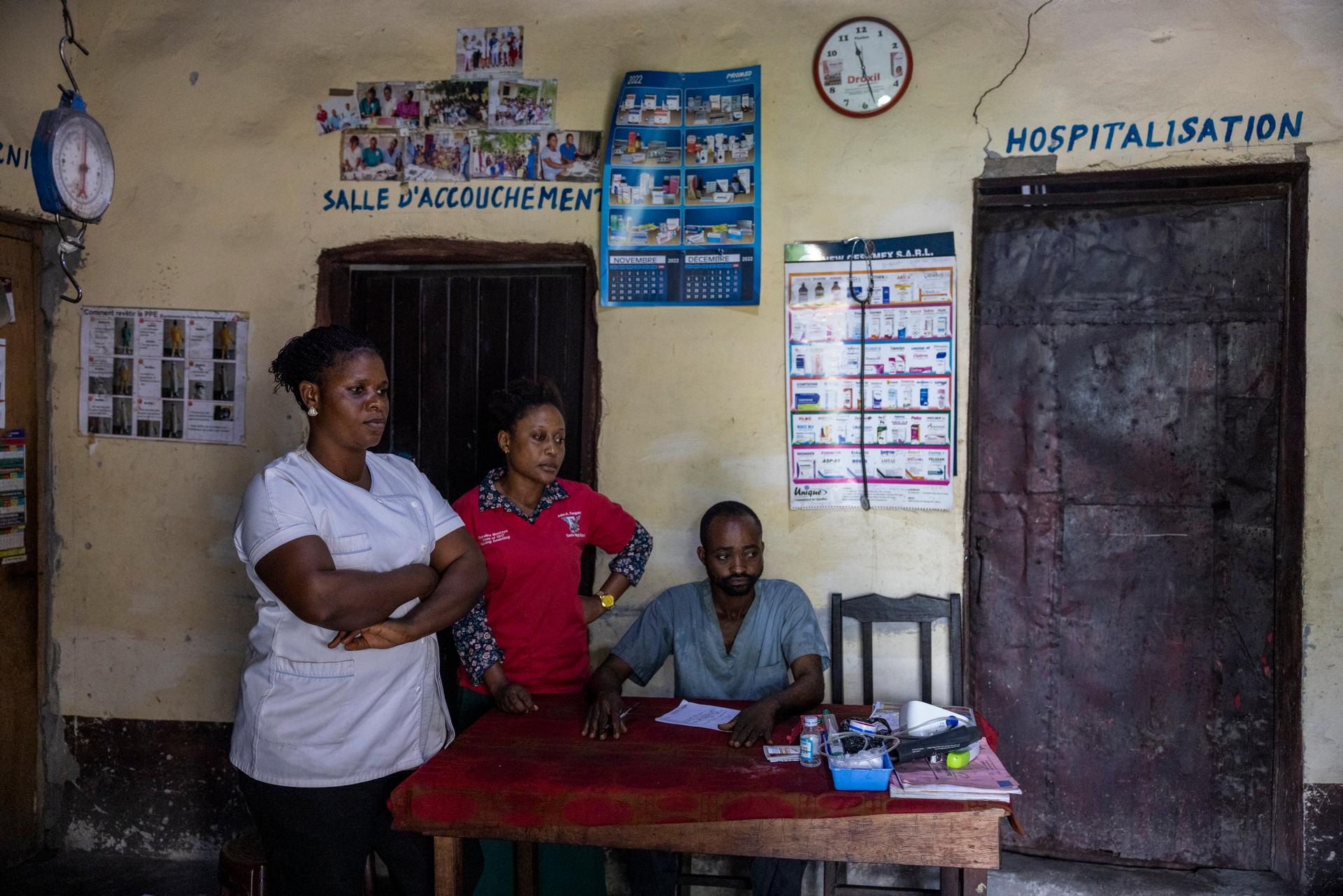 Au centre de santé Béni, à Kinshasa, le personnel infirmier offre chaque jour un repas gratuit aux jeunes mères retenues dans le centre, en novembre 2022.