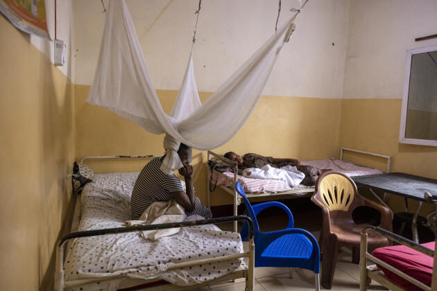 Two young mothers are being held at the Beni Medical Center in Kinshasa because they have not yet paid their birth bill, which is 25,000 Congolese francs (about 12 euros) in November 2022.