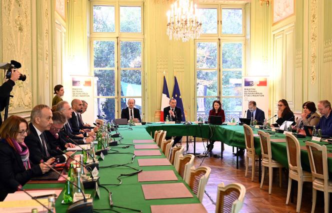 Le ministre du travail, Olivier Dussopt (au centre), lors d’une réunion avec les syndicats sur la nouvelle réforme de l’assurance-chômage, au ministère du travail, à Paris, le 21 novembre 2022. 