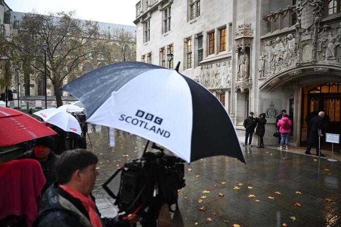 Fotograf BBC Scotland przed Sądem Najwyższym Wielkiej Brytanii w Londynie, 23 listopada 2022 r. 