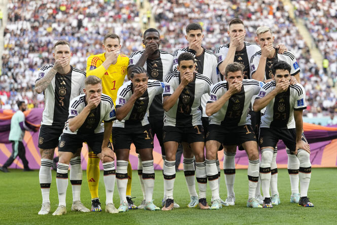 Les joueurs allemands main sur la bouche, avant leur rencontre face au Japon, le 23 novembre 2022, à Doha (Qatar).