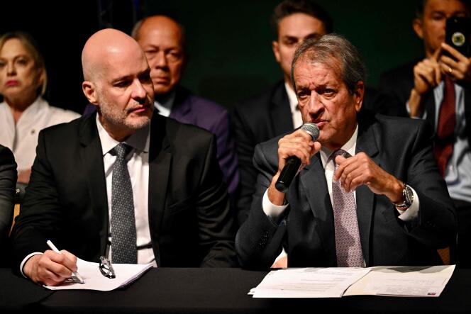 Le président du Parti libéral (PL) Valdemar Costa Neto (à droite), s’exprime aux côtés de Marcelo Bessa, l’avocat du PL, lors d’une conférence de presse à Brasilia le 23 novembre 2022.