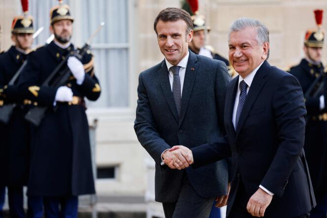 Le président français Emmanuel Macron accueille le président de l'Ouzbékistan Chavkat Mirzioev au palais de l'Elysée à Paris le 22 novembre 2022.